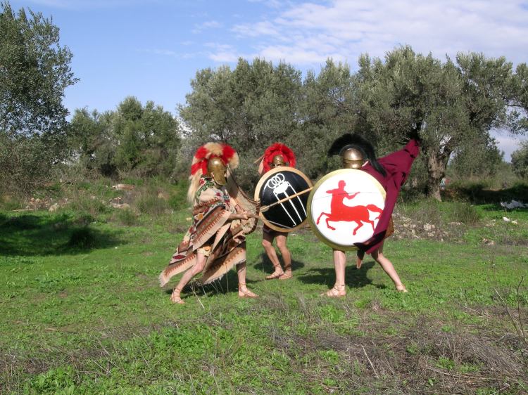 Battle between a Thracian Peltast and 2 heavy-armored Hoplites, a battle scene usual during the Peloponnesian War.