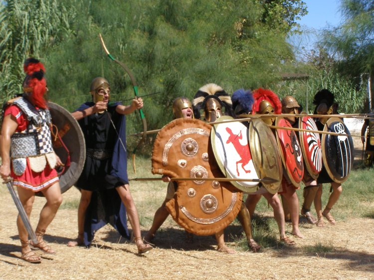 Ένας Ιστορικός Αναχρονισμός (με Μαχητή Μυκηναϊκής Περιόδου συνομώτη με Οπλίτες Κλασσικής περιόδου) ή μια μοναδική στιγμή Πειραματικής Αρχαιολογίας που μόνο ο Σύλλογος ΚΟΡΥΒΑΝΤΕΣ μπορεί να παρουσιάσει σε παγκόσμιο επίπεδο...