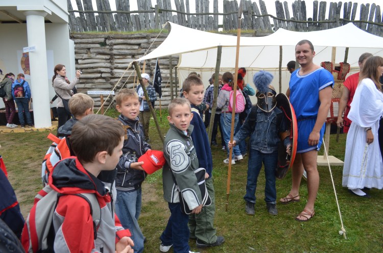 Transaction with children in Biskupin Archaeological Festival, 2011 (photo Association of Historical Studies Koryvantes)