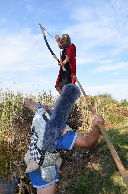 Φωτογραφία: Σκηνή μάχης μεταξύ Τοξότου και Οπλίτου . Αρχαιολογικό Φεστιβάλ Biskupin 2011 / Πολωνία . Σύλλογος Ιστορικών Μελετών "ΚΟΡΥΒΑΝΤΕΣ"