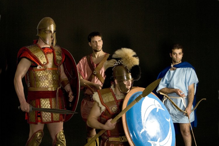 Ομάδα Μάχης Ελληνικού πολεμικού πλοίου - σε πρώτο πλάνο βαριά οπλισμένος Επιβάτης (Πεζοναύτης) φέρων ναυτικό δόρυ.  Φωτογραφία Ανδρέας Σμαραγδής