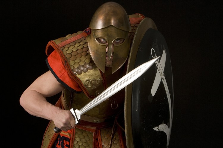 Βαριά οπλισμένος Επιβάτης (Πεζοναύτης) Ελληνικού πολεμικού πλοίου. Αντιπροσωπευτική εικόνα που αντίκριζαν οι Πέρσες ναυμάχοι σε Σαλαμίνα και Αρτεμίσιο. Φωτογραφία Ανδρέας Σμαραγδής