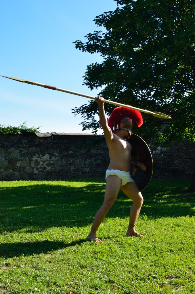 Επιβάτης (Πεζοναύτης) Ελληνικού πολεμικού πλοίου. Χωρίς βαριά θωράκιση, φέρων βαρύ ναυτικό δόρυ, περικεφαλαία και Αργολική Ασπίδα. Αντιπροσωπευτική εικόνα που αντίκριζαν οι Πέρσες ναυμάχοι σε Σαλαμίνα και Αρτεμίσιο. Φωτογραφία Σύλλογος Ιστορικών Μελετών ΚΟΡΥΒΑΝΤΕΣ