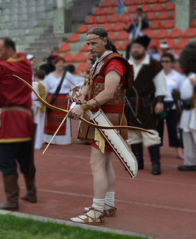  Σύγχρονη αναπαράσταση τοξότη Λακεδαιμόνιου Αριστοκράτη. Αν και κοινή πεποίθηση είναι ότι οι Λακεδαιμόνιοι δεν συμπαθούσαν την τοξοβολία στον πόλεμο, ιστορικά στοιχεία μαρτυρούν ότι η τοξοβολία ήταν αγαπημένη ασχολία της άρχουσας τάξης των Λακεδαιμονίων. Σύλλογος Ιστορικών Μελετών ΚΟΡΥΒΑΝΤΕΣ.