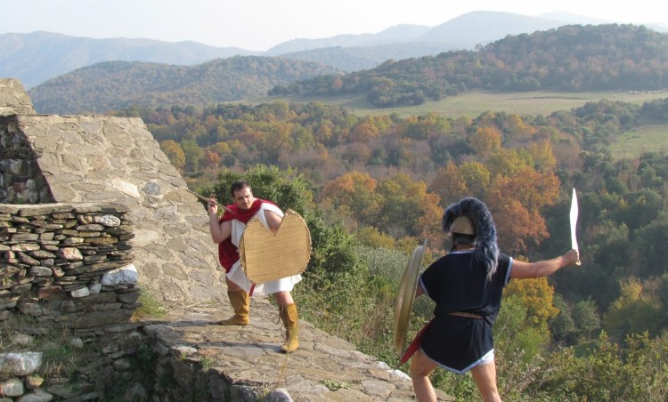 Σύγχρονη Αναπαράσταση μάχης Πελταστή και Οπλίτη. Συλλογος Ιστορικών Μελετών ΚΟΡΥΒΑΝΤΕΣ