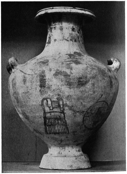 Τεφροδόχος Πολεμιστή της Πτολεμαϊκής Αιγύπτου. Διακρίνεται ο σύνθετος θώρακας και η μεγάλη ασπίδα Οπλιτικού τύπου γεγονός που ίσως υποδηλώνει ότι άνηκε στο σώμα των Υπασπιστών. Πηγή φωτογραφίας: Notes on Supplementary Plates CCXLVIII-CCLI, Greece & Rome, Vol. 13, No. 2 (Oct., 1966), p264. Image may be copyrighted.