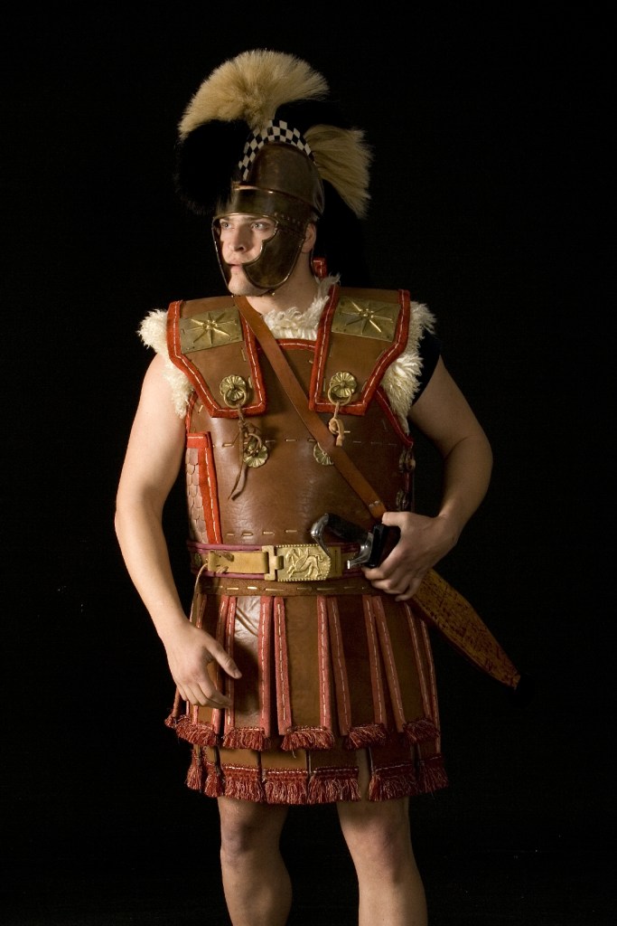 Πειραματική ανασύσταση Αξιωματικού της “Βασιλικής Φρουράς” του Σελευκιδικού Βασιλείου από τον Σύλλογο Ιστορικών Μελετών ΚΟΡΥΒΑΝΤΕΣ, ο οποίος έχει παρουσιαστεί εκτενώς στο περιοδικό "ANCIENT WARFARE MAGAZINE" (issue VIII.4). Φέρει σύνθετο δερματοθώρακα ενισχυμένο με μεταλλικές φολίδες στο πλάι, βαριά θλαστική κοπίδα, και αττικού τύπου κράνος. Τα αστέρια της Μακεδονικής Δυναστείας τοποθετημένα ως επιθέματα στις επωμίδες ίσως δηλώνουν την Μακεδονική του Καταγωγή. Ο οπλισμός του αποτελεί τυπικό δείγμα ανάλογων μονάδων των Ελληνιστικών στρατών.. Κατασκευή Δερματοθώρακα Hellenicarmors. Φωτογραφία Ανδρέας Σμαραγδής. Image courtesy of KORYVANTES Association.